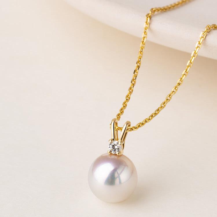 Minimal Pearl Necklace