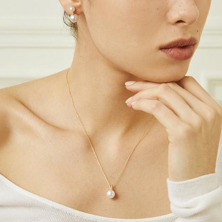 Minimal Pearl Necklace